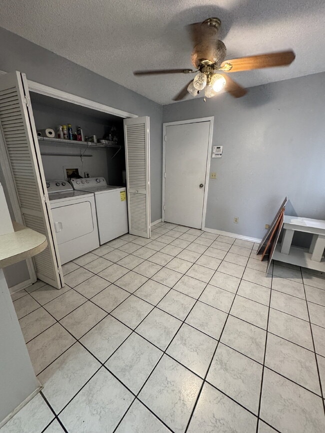 Building Photo - 2 bedroom 2.5 bath townhome with private d...