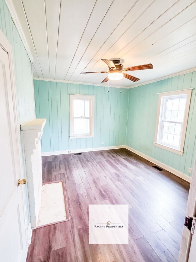 Building Photo - Two Bedroom Home Near Lake Blalock!