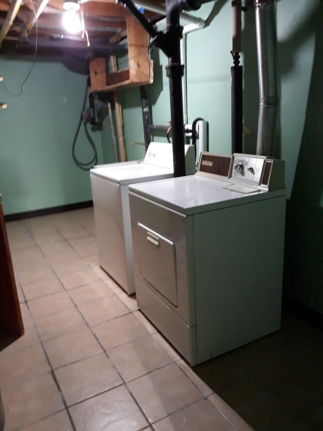 Building Photo - One level living *4Bed*2Bath Single Family Home. Available May 1!