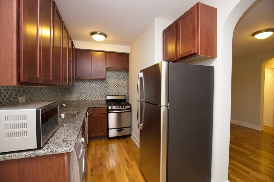 Building Photo - 555 W Arlington