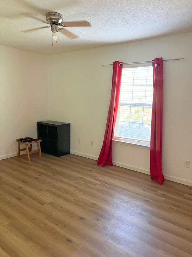 Building Photo - Spacious 4-Bedroom Home with Loft & Flex r...