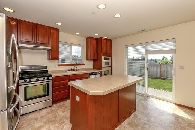 Building Photo - Spacious 4-Bedroom DuPont Home with AC