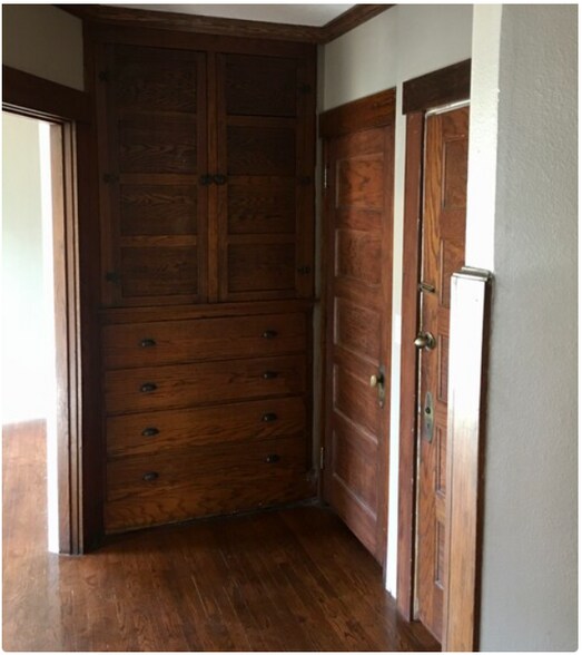 Built-in Cabinets - 1233 46th St