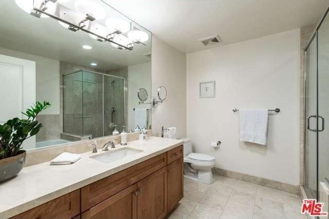 Master bedroom en suite - 1951 N Beachwood Dr