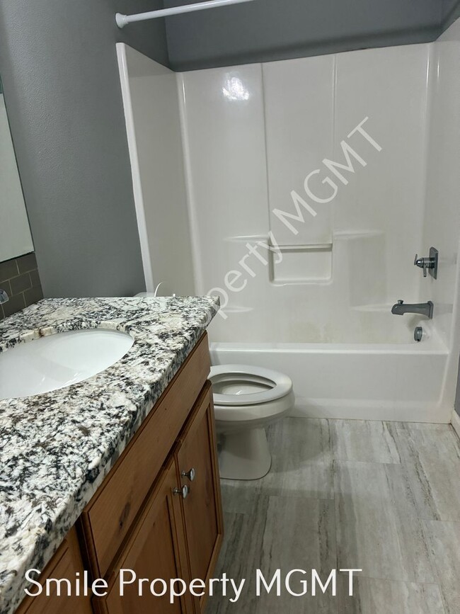 Building Photo - A beautiful 3 bedrooms and 2.5 bathrooms townhouse located in in Milwaukie city.