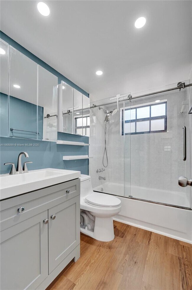 Building Photo - 815 NE 28th St