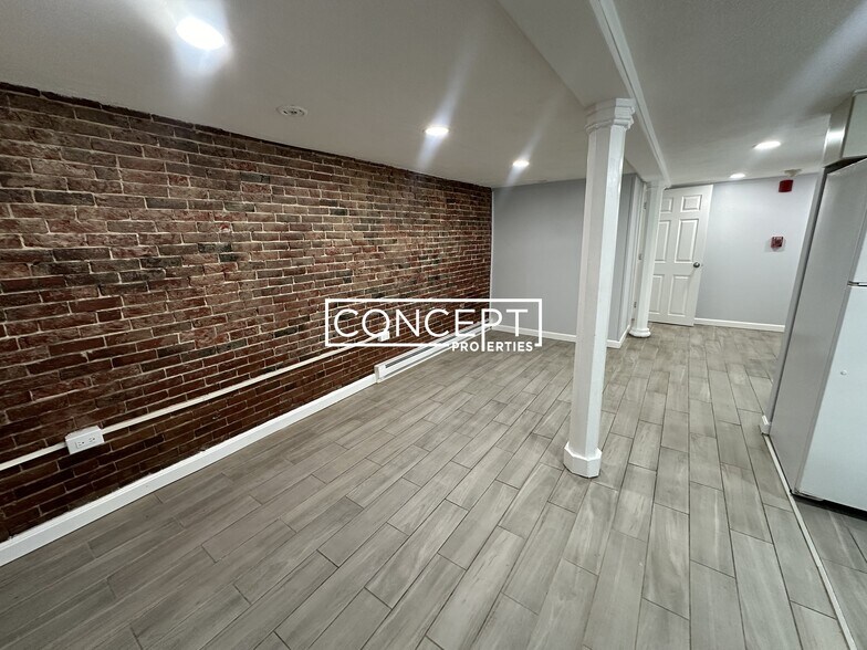 Building Photo - 31 Chelsea St