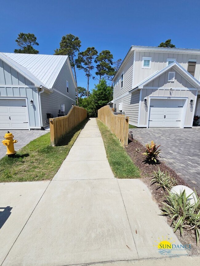 Building Photo - Live the Coastal Dream in Beachwood Estates, Stunning Long-Term Rental Available!