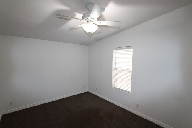 Building Photo - * LEASE PENDING Move-in ready Home in Railroad Springs