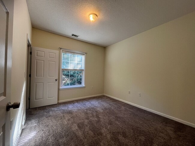 Building Photo - Spacious 2/2 Apartment Ready For Move In Now!