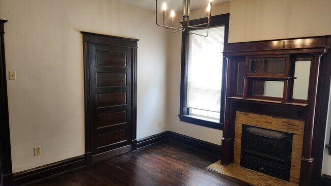 Building Photo - "Spacious 5-Bedroom Gem with 2 Full Baths in St. Louis – Your Ideal Family Home Awaits!"