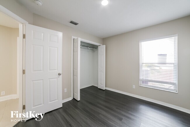 Building Photo - 9812 Cristina Dr
