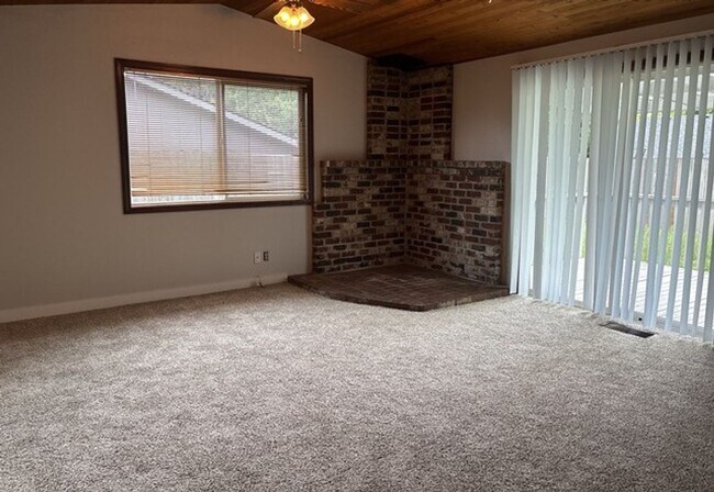 Building Photo - 3Bd/2Ba Single Story Home - Available to View!