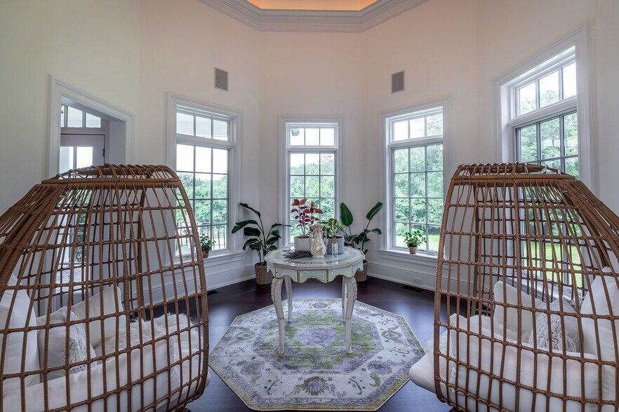 Building Photo - 247 Roxbury Rd