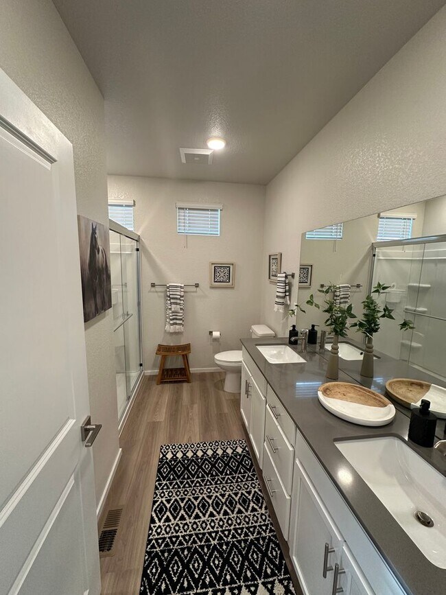 Building Photo - Raindance main floor condo move in ready.