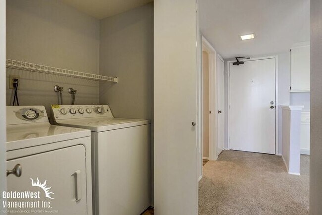 Building Photo - Breezy 2Bdm 2Ba Top-Floor Corner Condo with Mountain Views!