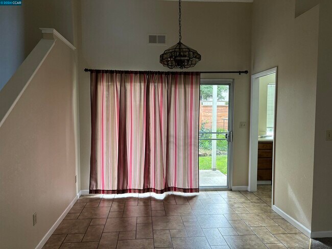 Building Photo - 1602 Somerset Pl