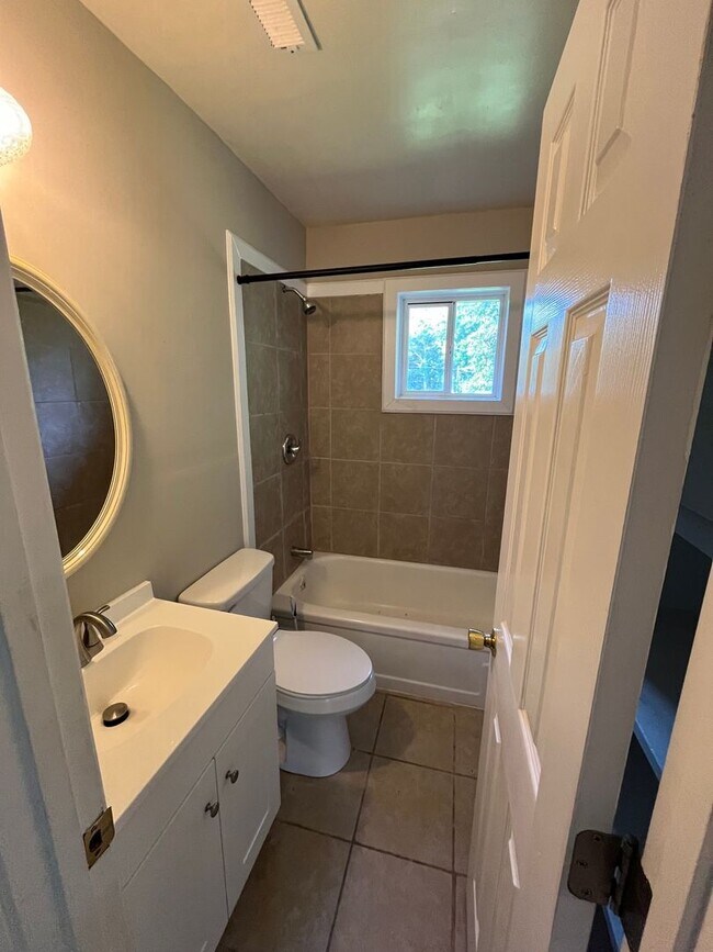 Building Photo - Three Bedroom Home Within Walking Distance to Alabama A&M