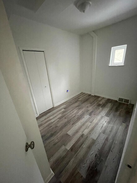 Building Photo - 1382 Center Ave