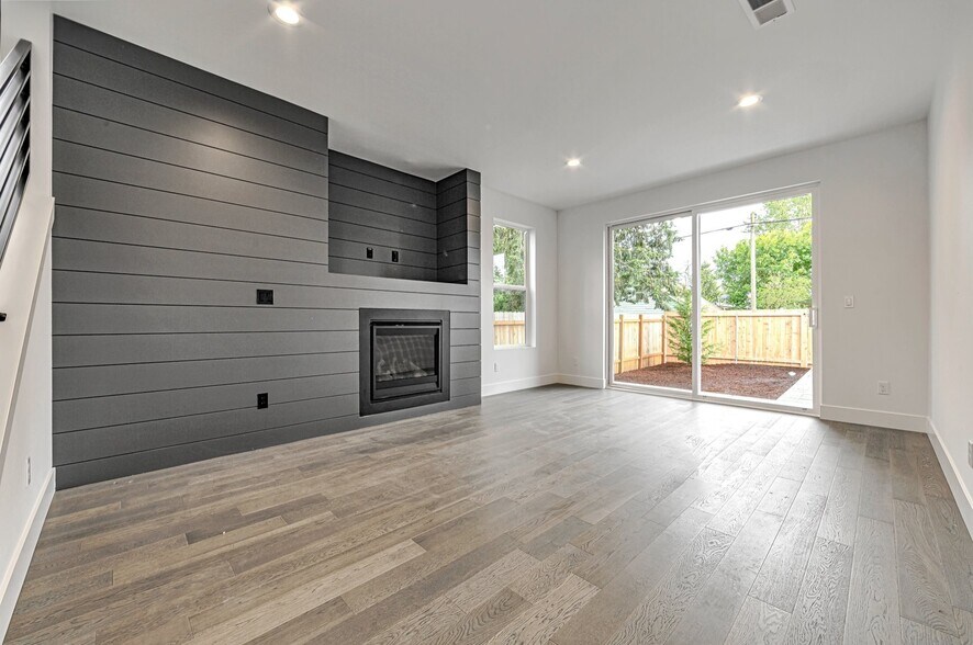Living room + patio - 5846 SE Woodstock Blvd
