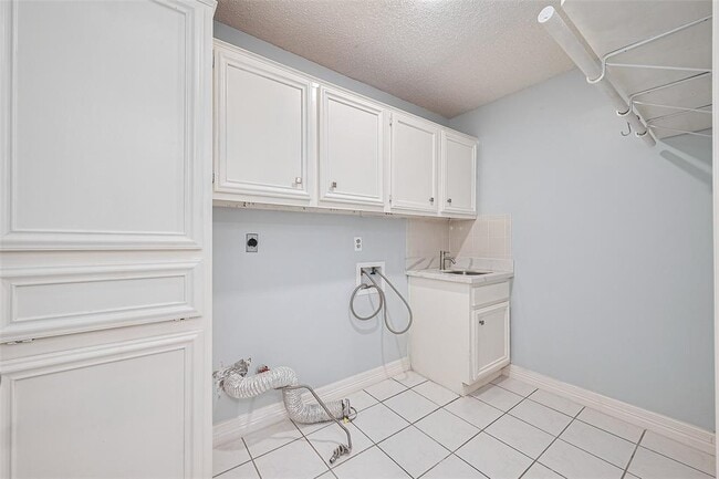 Building Photo - 2115 Streamcrest Ln