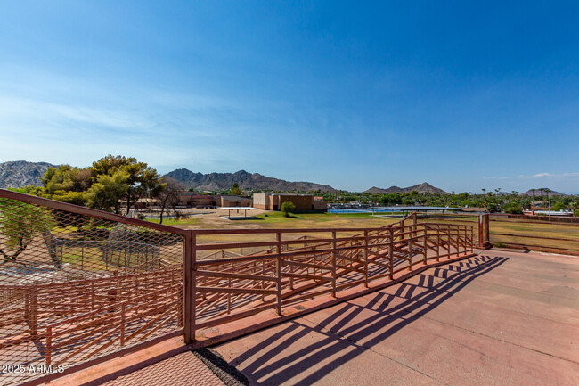 Building Photo - 2909 E Las Rocas Dr