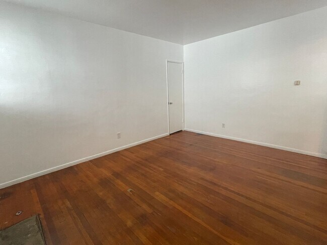 Building Photo - 1240-1246.5-12465 Tamarind Ave