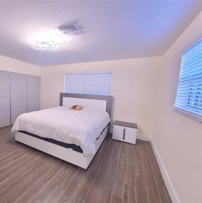 Building Photo - 1320 Arthur St