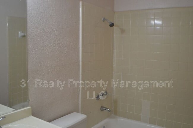 Building Photo - 1520 Pebblewood Dr