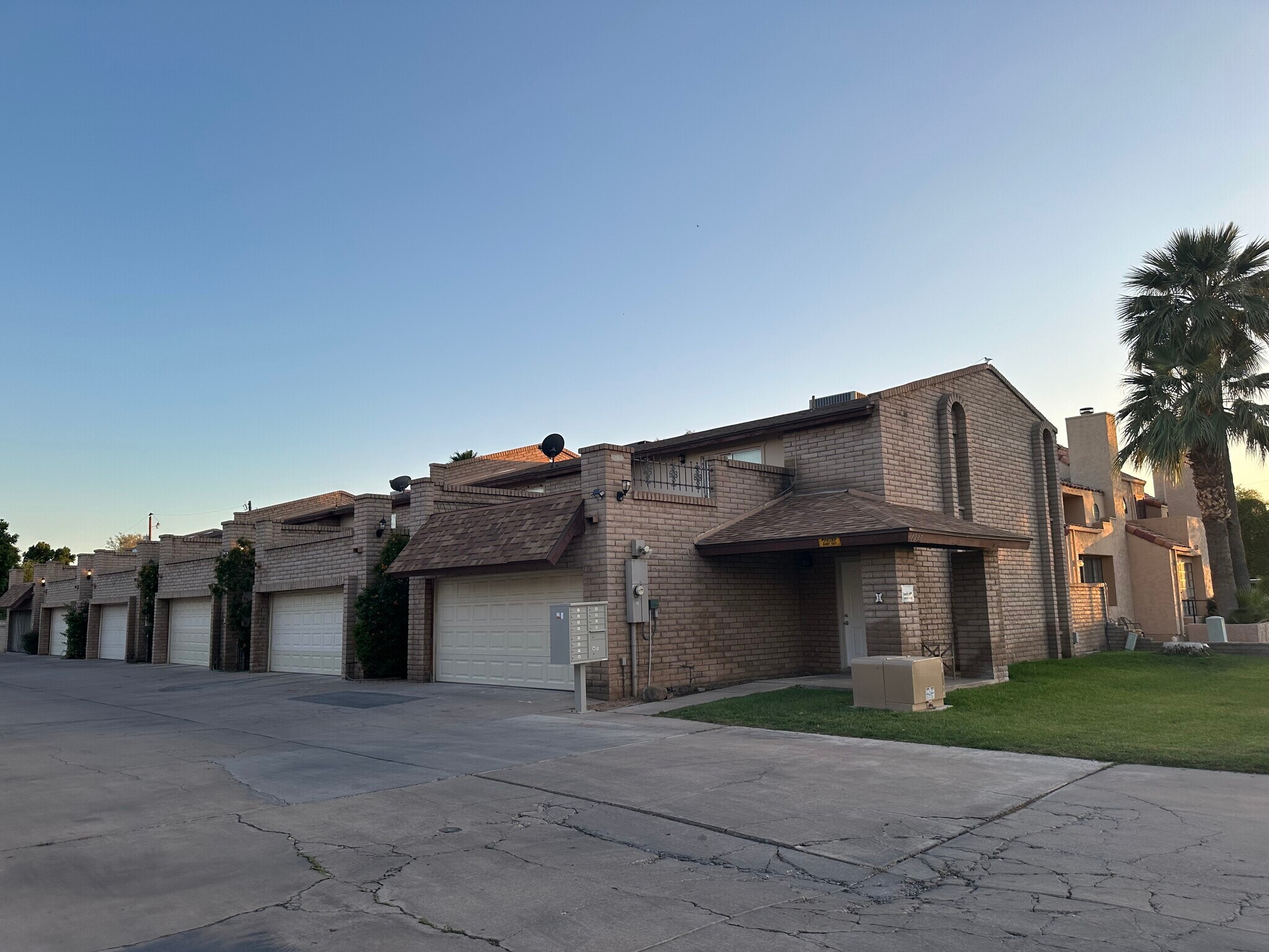 Building Photo - 1037 E Highland Ave