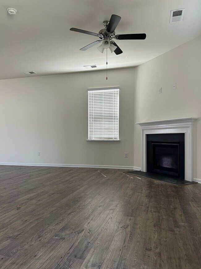 Building Photo - Beautiful 3-Bed, 2.5 Bath Home with Open F...