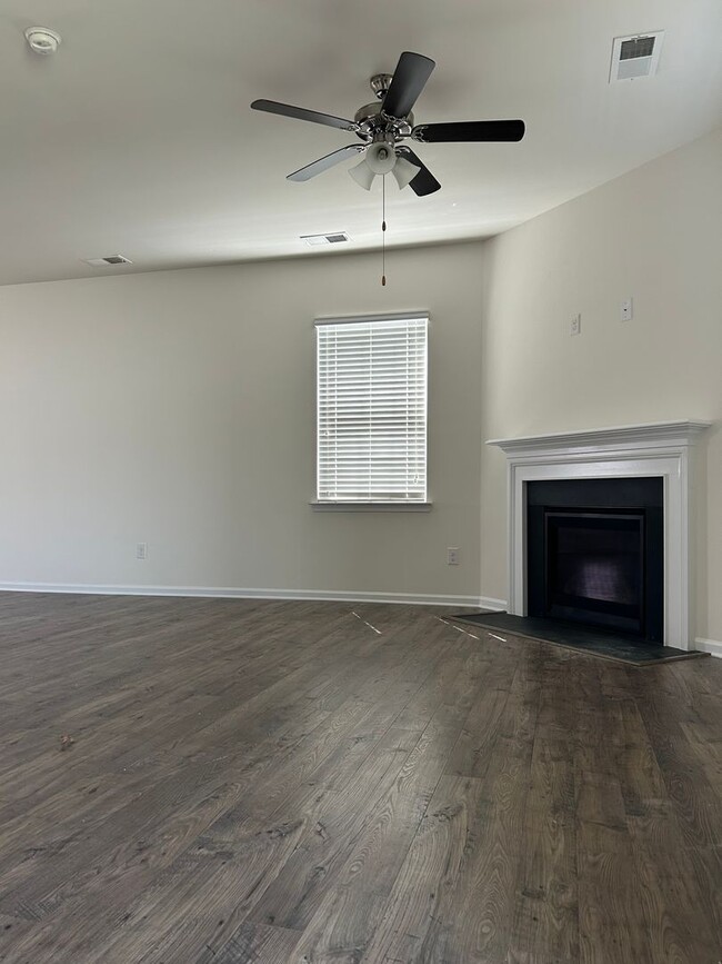 Building Photo - Beautiful 3-Bed, 2.5 Bath Home with Open Floorplan & Modern Upgrades