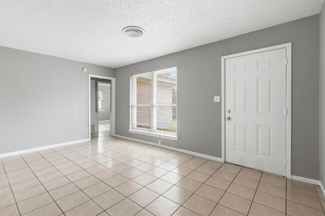 Building Photo - 344 Pennington Dr