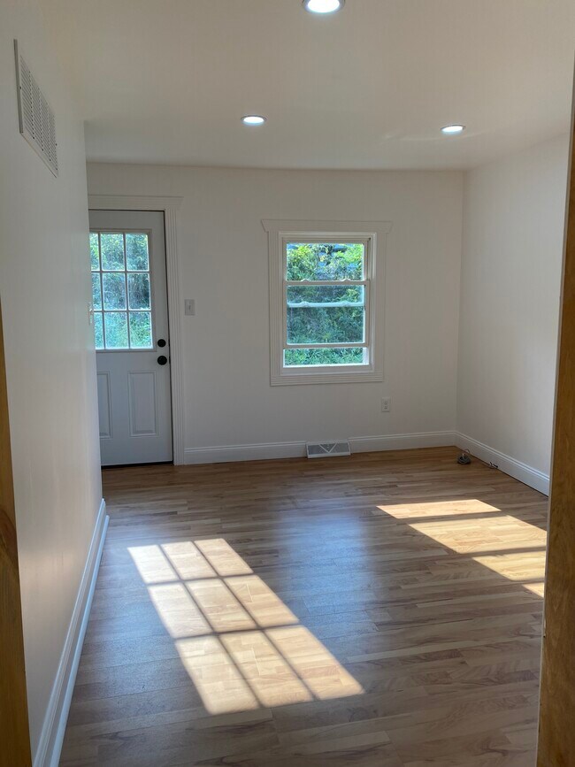 Building Photo - 930 Gravel Pike