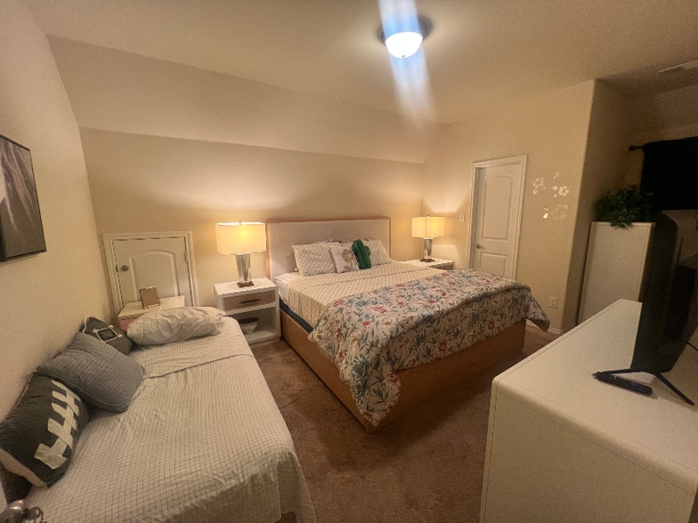 Primary Photo - 1415 Field Dr