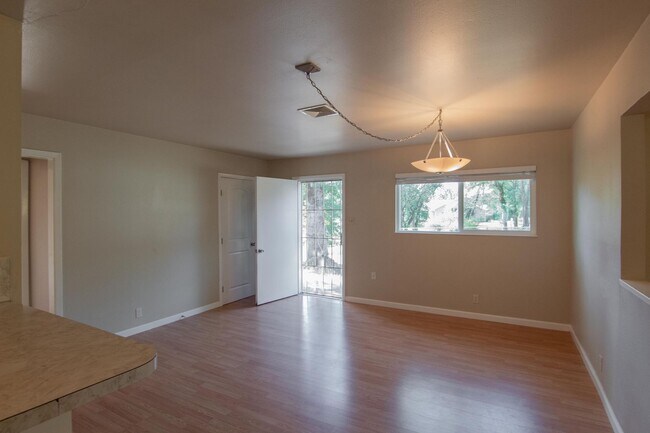 Building Photo - 2 Bedroom North Redding Home with Bonus Room. Completely Fenced!