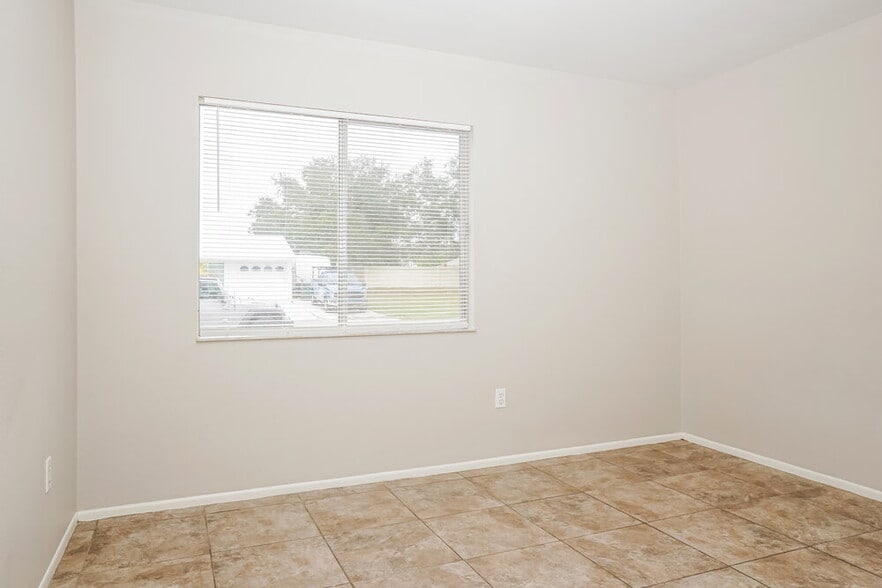 Building Photo - 2396 Roxbury Cir