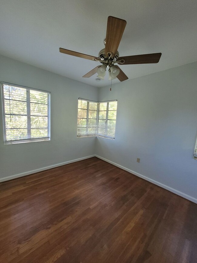 Building Photo - Renovated 2 bed 1 bath Spacious apt in the...