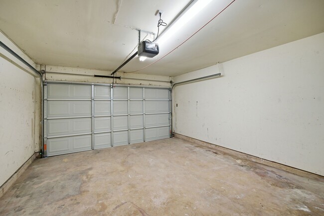 Building Photo - Spacious Updated 4-Bedroom Home in Quiet N...