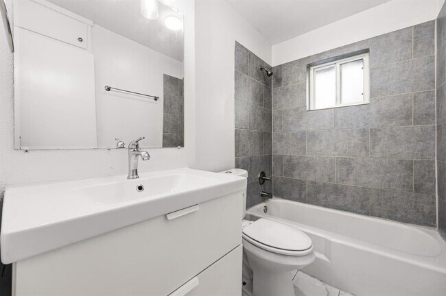Building Photo - 11301 Oakwood Dr