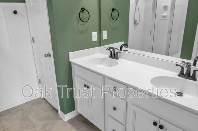 Building Photo - 821 Redbud Ln