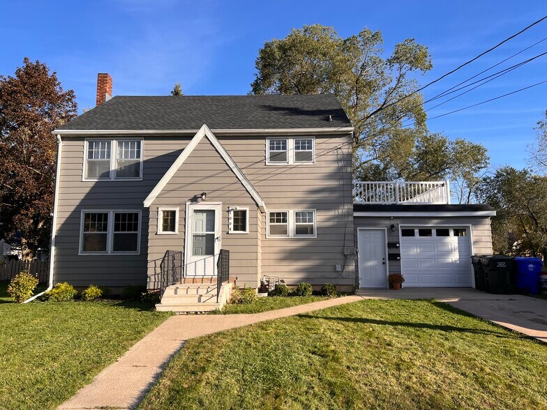 Building Photo - 1004 Desnoyer St
