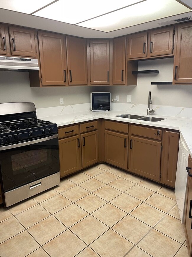 Building Photo - Henderson - 1 Bedroom - 1 Bath - Townhouse
