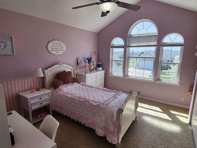Building Photo - Kenosha 4 bedroom home