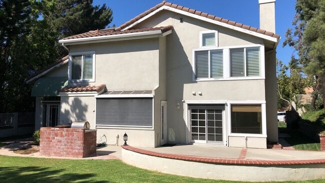 Building Photo - Stunning Sierra Del pro view home!