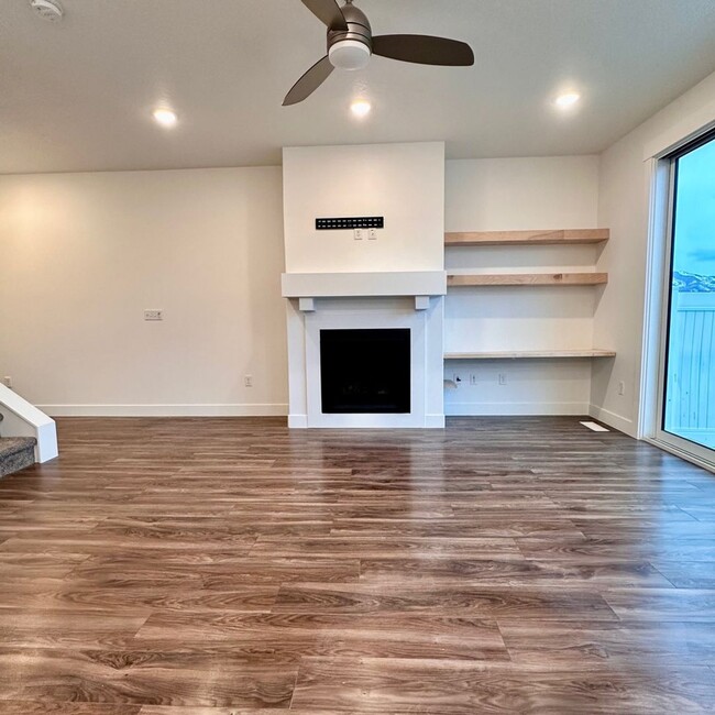 Building Photo - Beautiful townhome walking distance to eve...