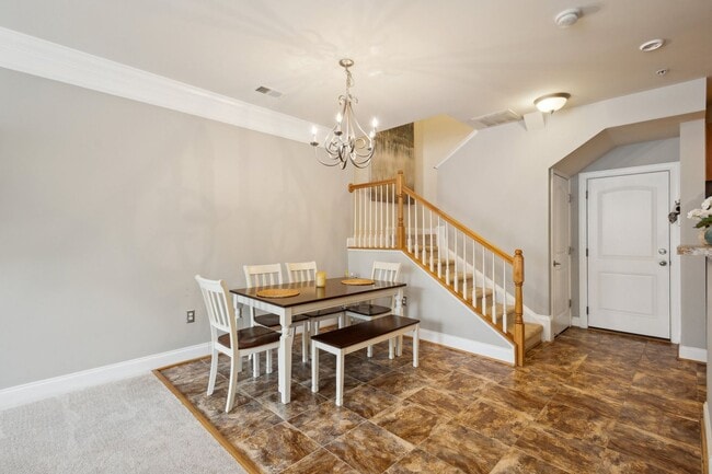 Building Photo - Stunning 2 bed 2.5 bath 2-story condo/townhome