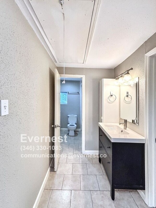 Building Photo - 3-Bedroom, 2-Bath Home with Pool and Conve...