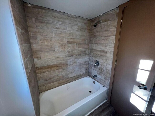 Building Photo - 39 Waterbury Rd