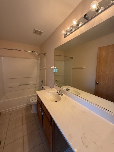 Building Photo - 757 Bayles Dr